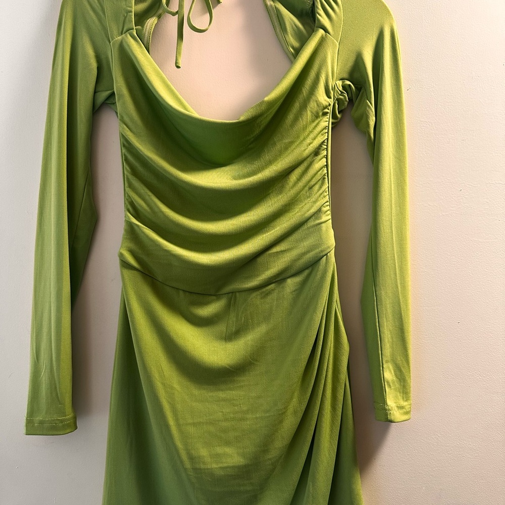 Elegant Green Long-Sleeve Dress
